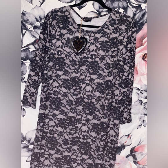 Black Lace Curvy Dress - Picture 3 of 11